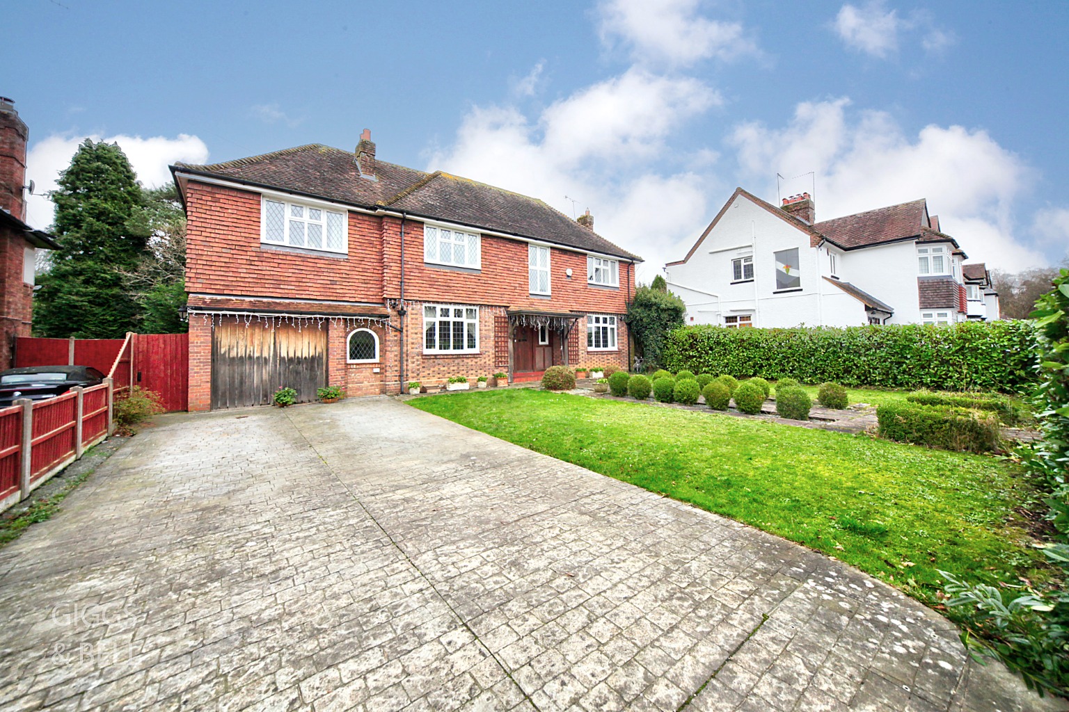 5 bed detached house for sale in Ludlow Avenue, Luton  - Property Image 1