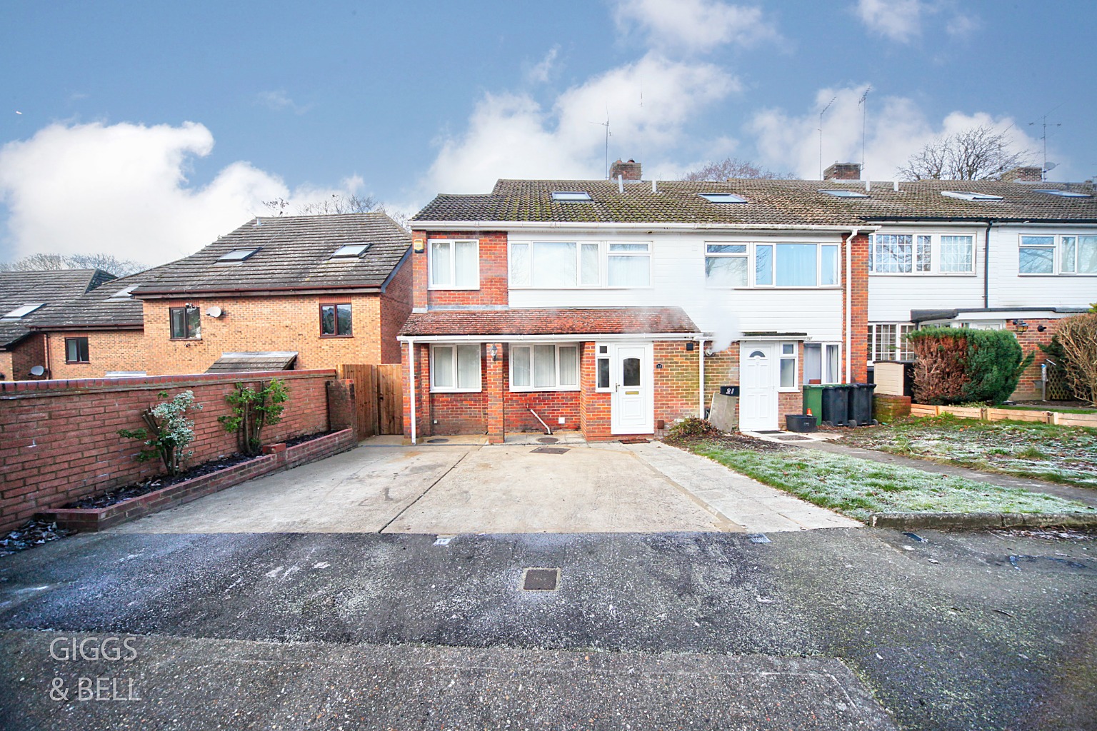 4 bed end of terrace house for sale in Wensleydale, Luton  - Property Image 1