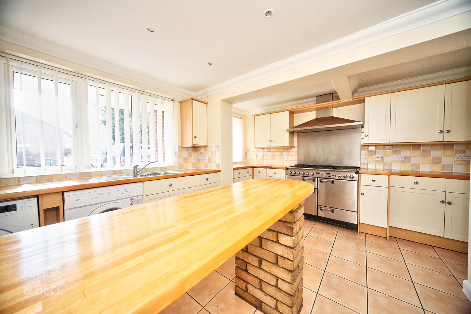 4 bed end of terrace house for sale in Wensleydale, Luton  - Property Image 3