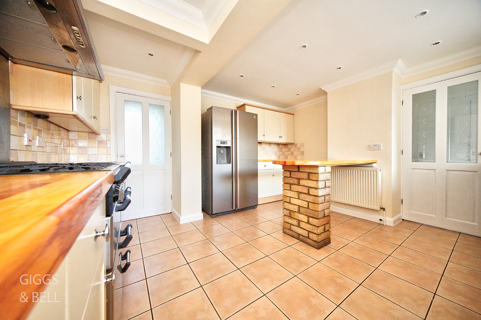 4 bed end of terrace house for sale in Wensleydale, Luton 3