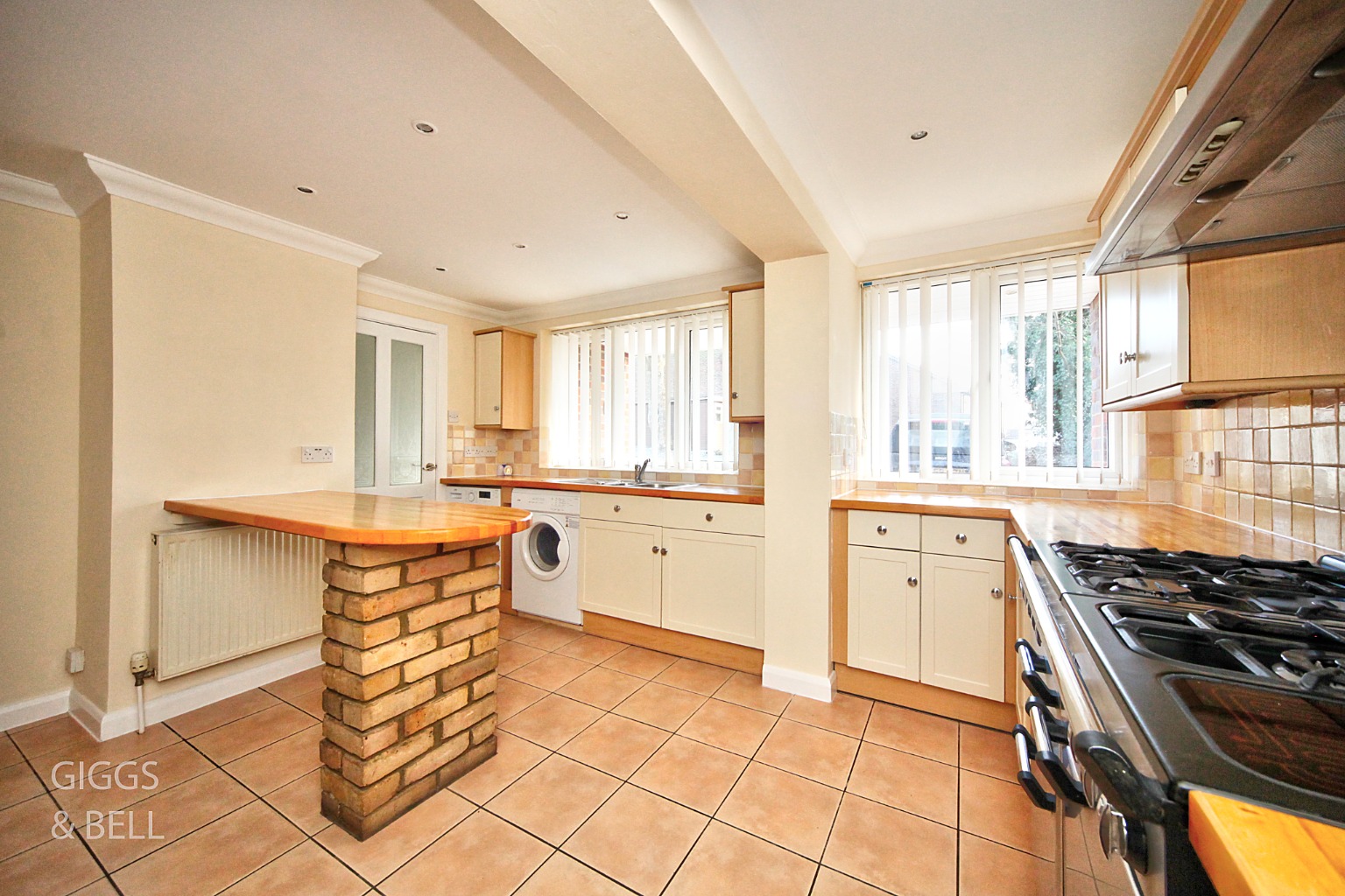 4 bed end of terrace house for sale in Wensleydale, Luton 4