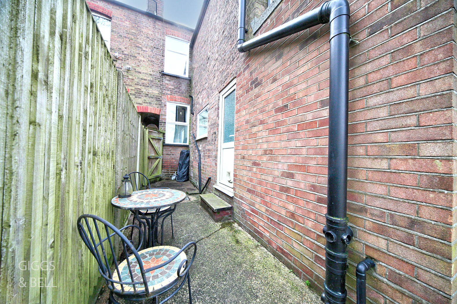 3 bed terraced house for sale in St Saviour's Crescent, Luton 18