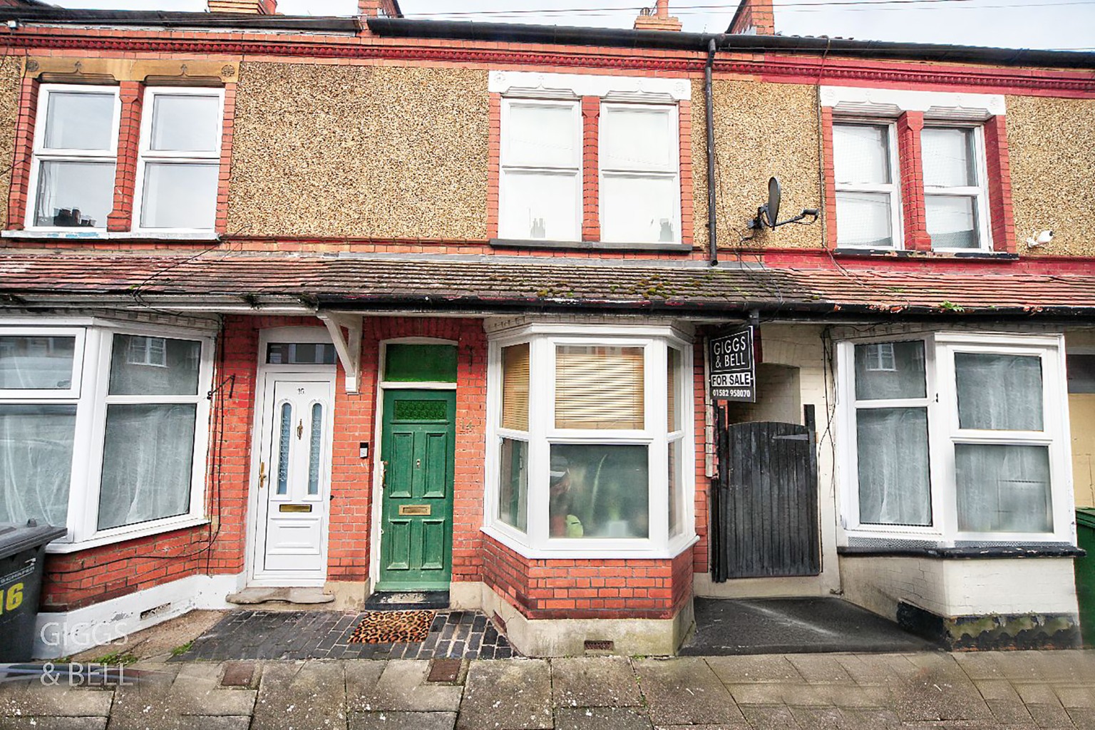 3 bed terraced house for sale in St Saviour's Crescent, Luton  - Property Image 1