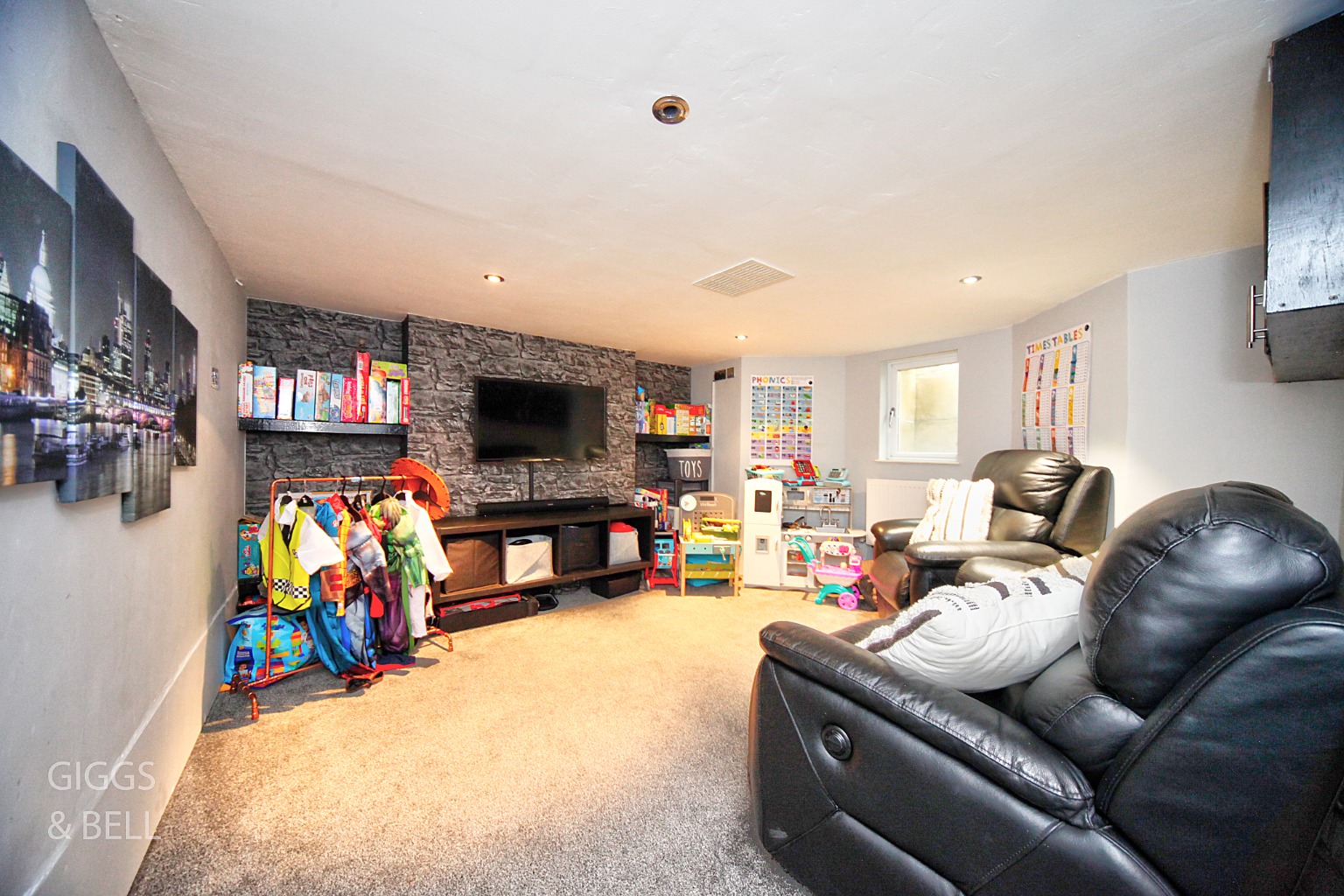 3 bed terraced house for sale in Burr Street, Dunstable 10