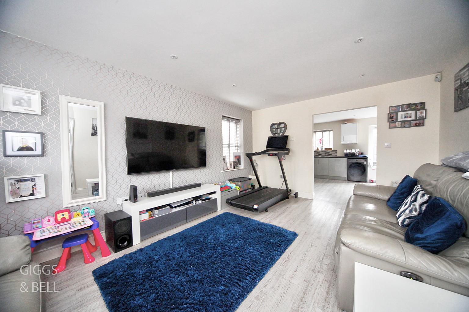 3 bed semi-detached house for sale in Icknield Way, Luton  - Property Image 2