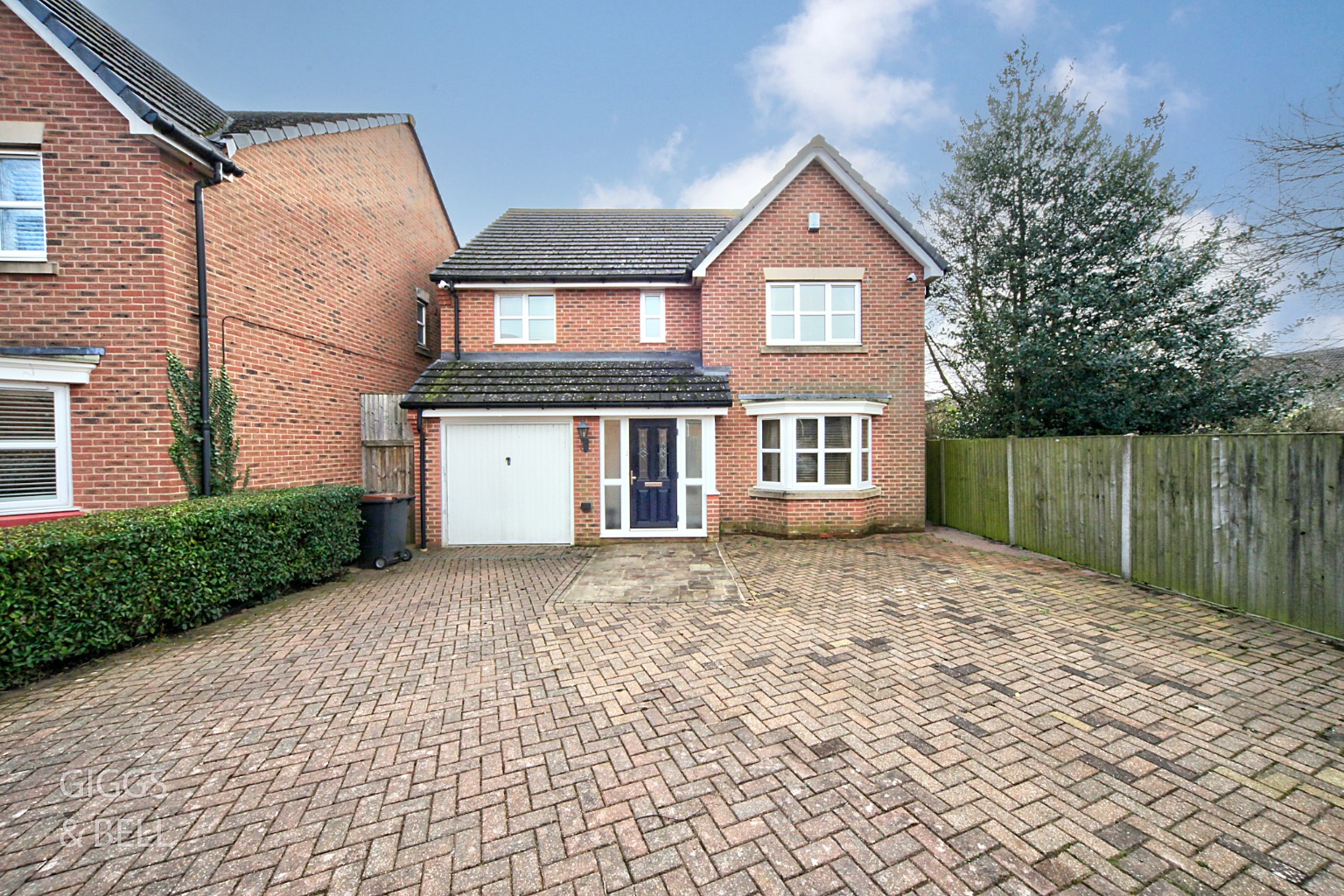 4 bed detached house for sale in Lambert Close, Luton  - Property Image 1