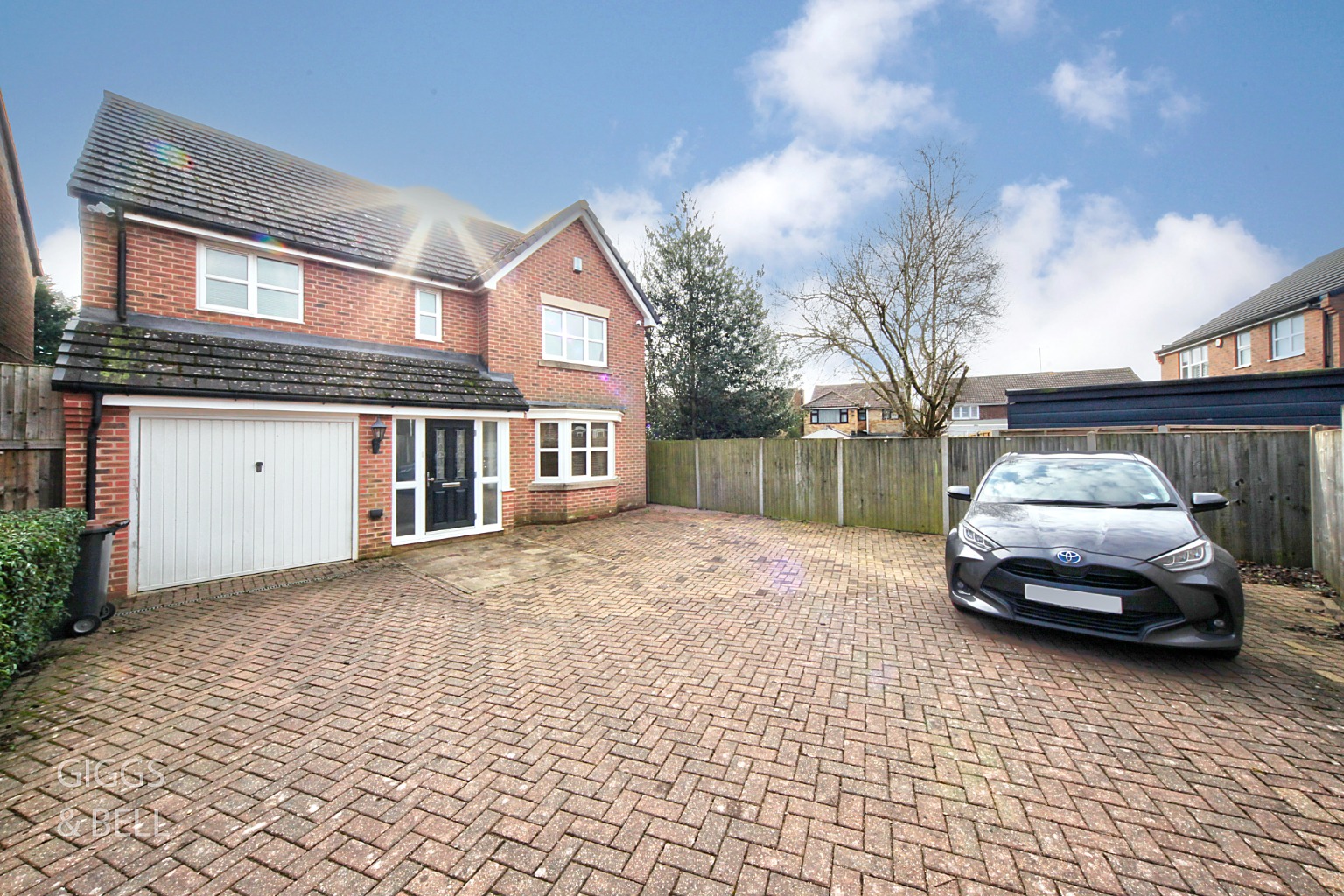 4 bed detached house for sale in Lambert Close, Luton - Property Image 1