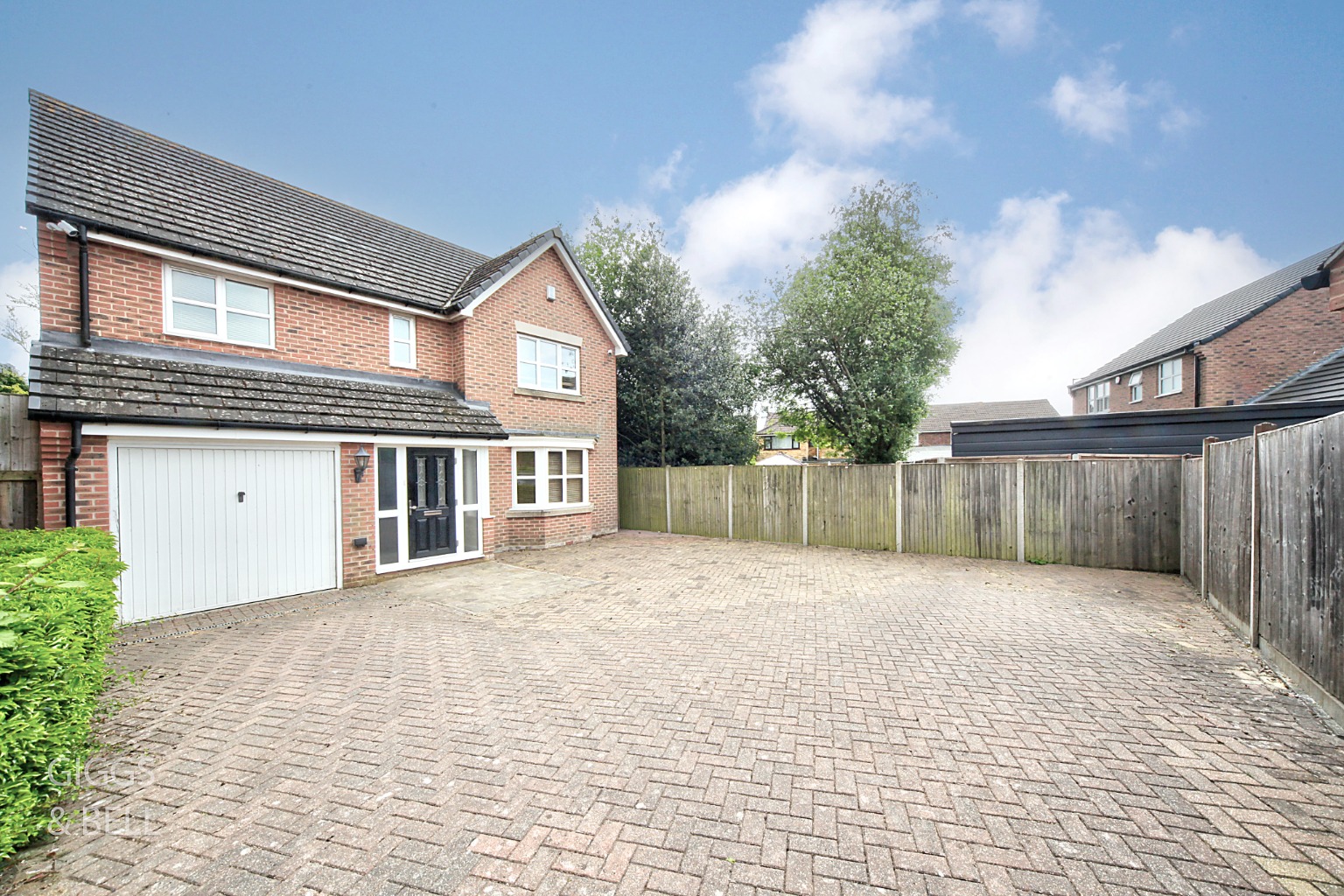 4 bed detached house for sale in Lambert Close, Luton, LU2 