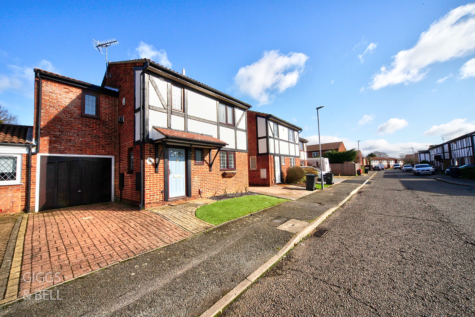 4 bed link detached house for sale in Corbridge Drive, Luton  - Property Image 1