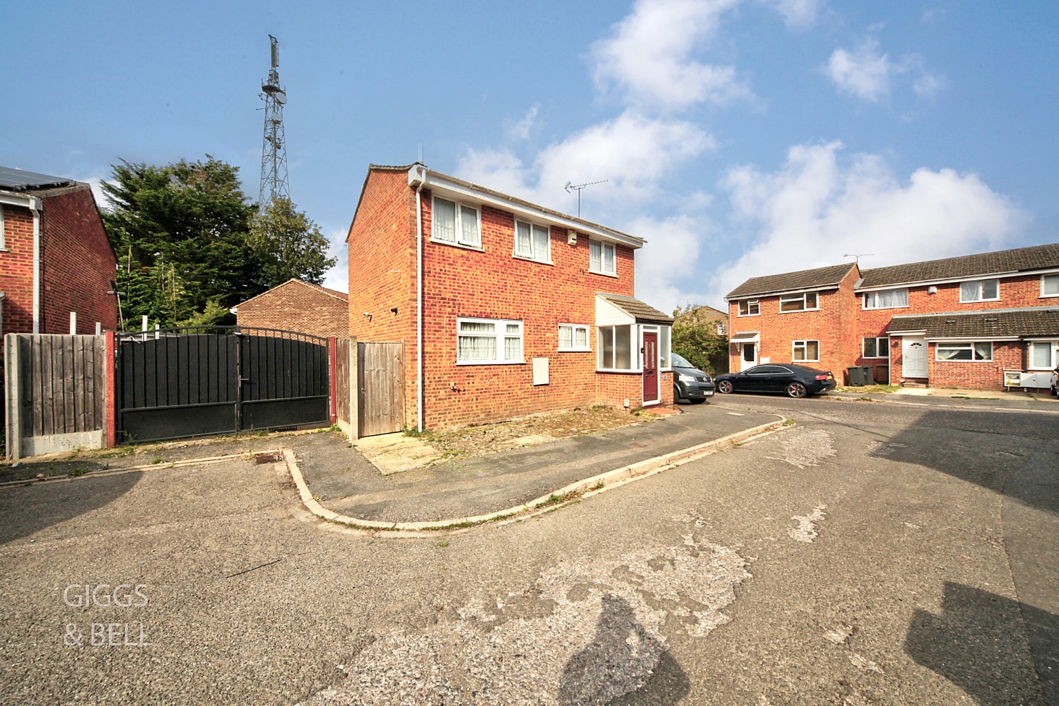 3 bed detached house for sale in Wolston Close, Luton, LU1 