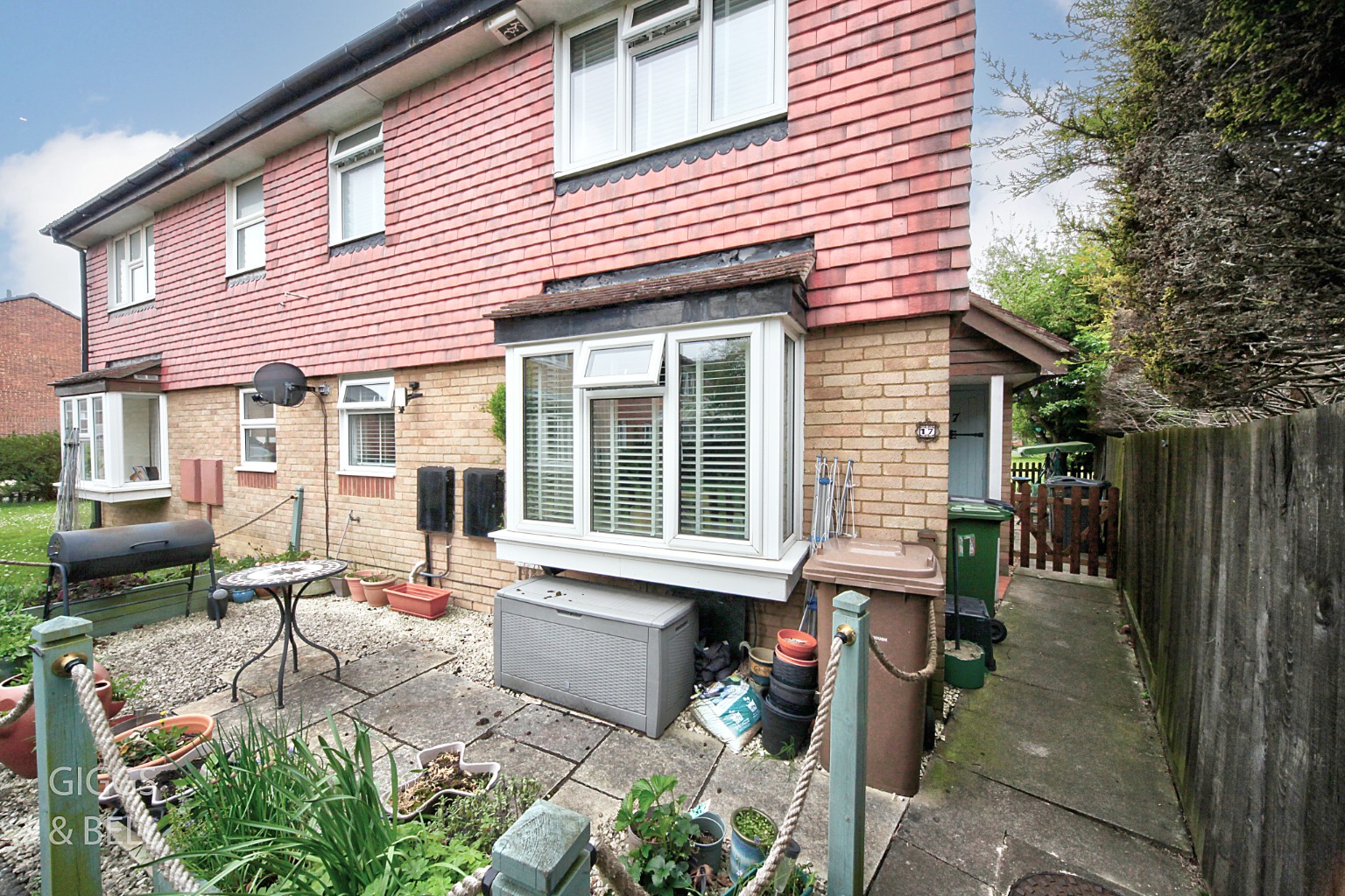 1 bed end of terrace house for sale in Farrow Close, Luton, LU3 