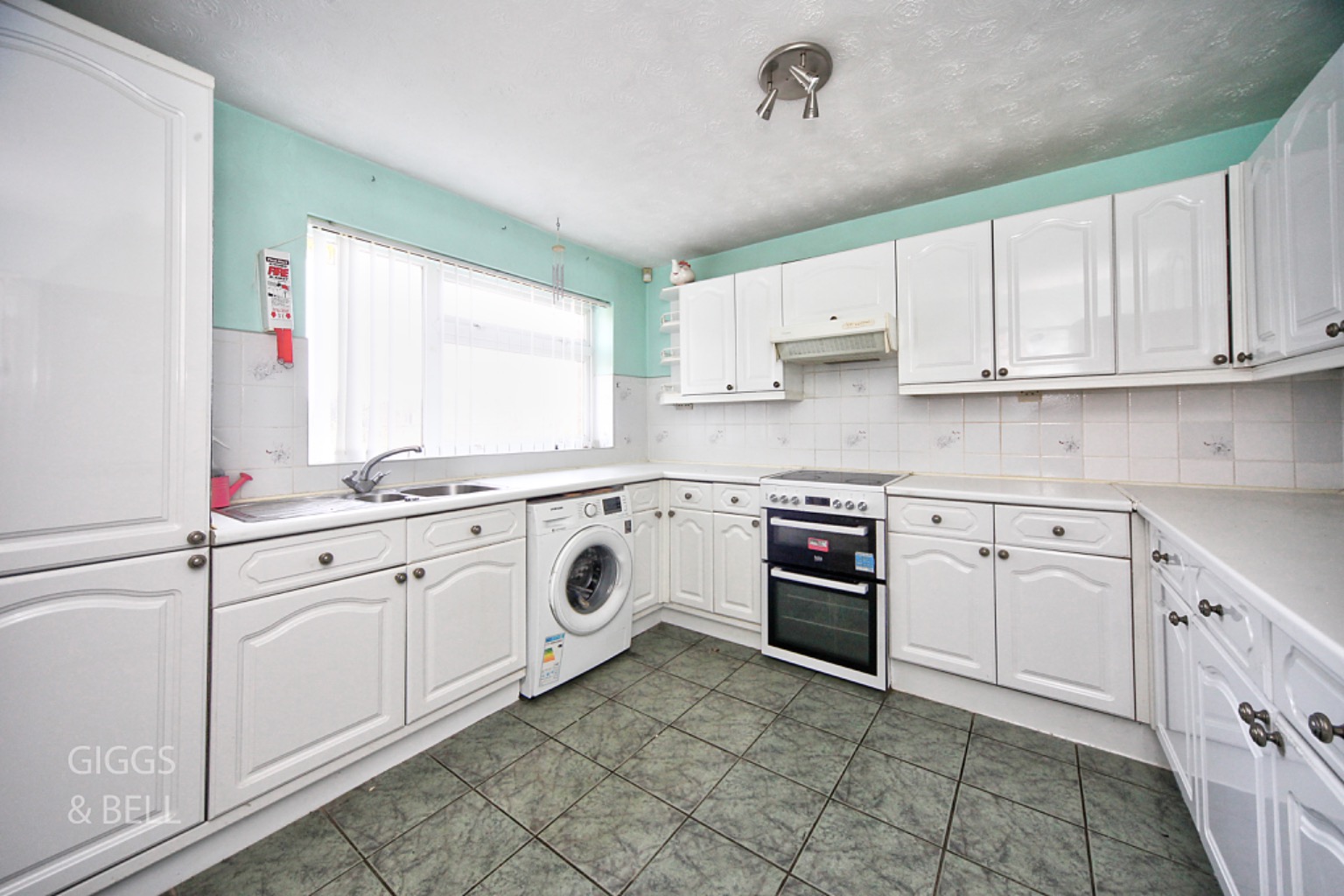 3 bed end of terrace house for sale in Keymer Close, Luton  - Property Image 4