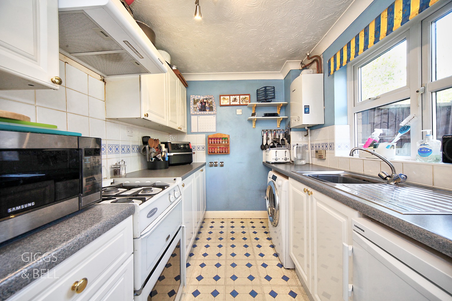 3 bed semi-detached house for sale in Reedsdale, Luton 4