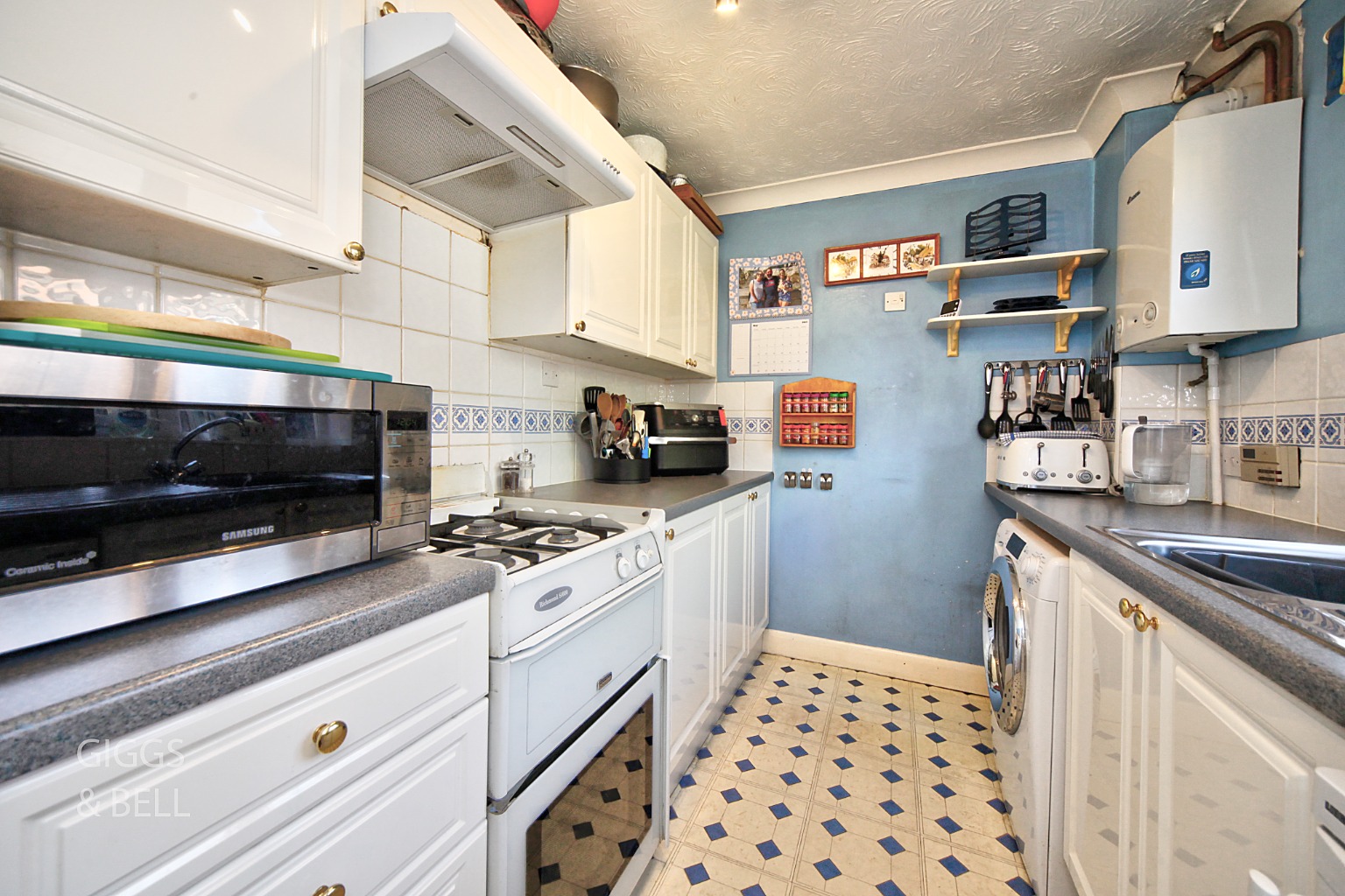 3 bed semi-detached house for sale in Reedsdale, Luton 5