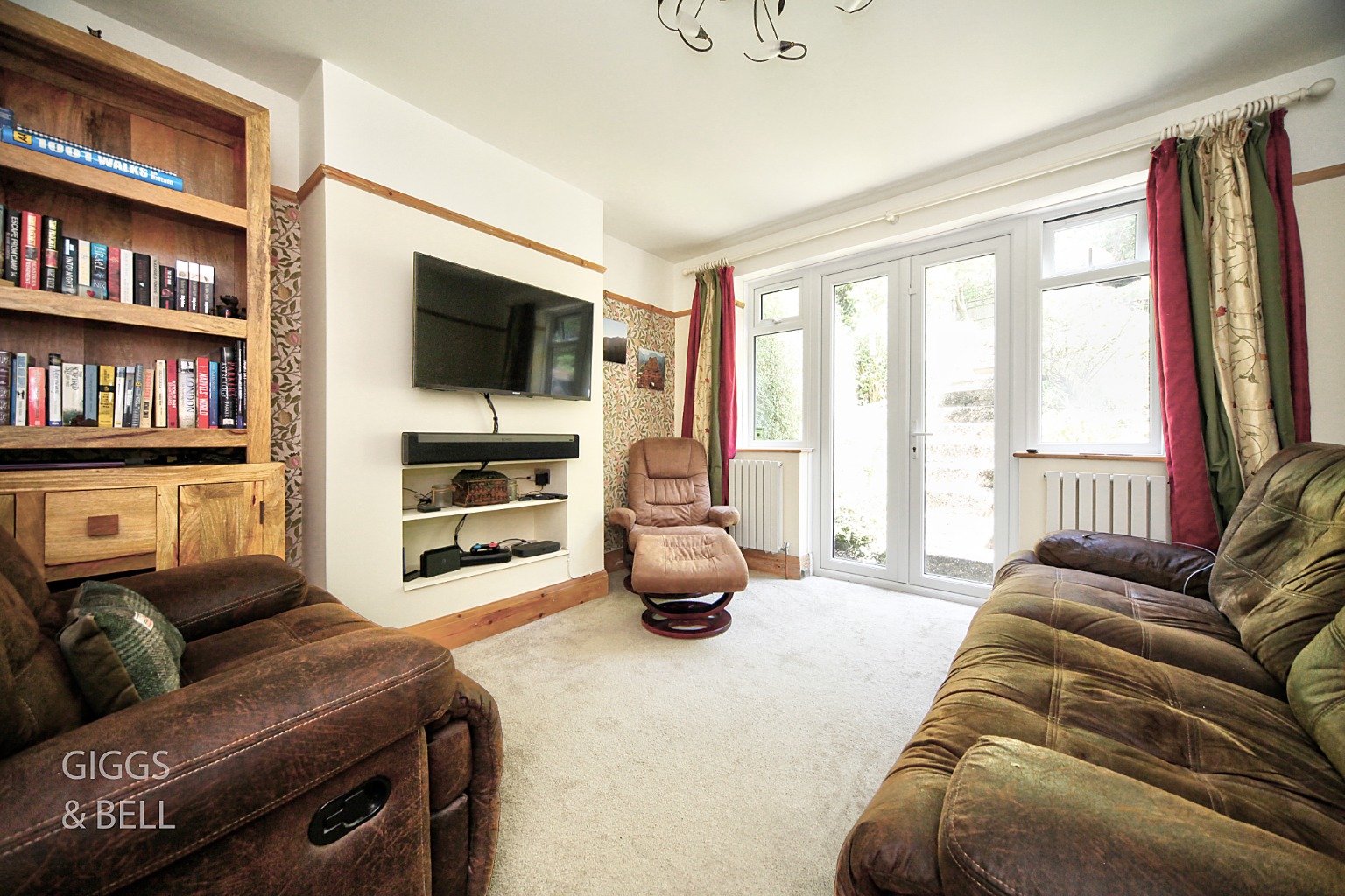 3 bed semi-detached house for sale in Knoll Rise, Luton  - Property Image 5