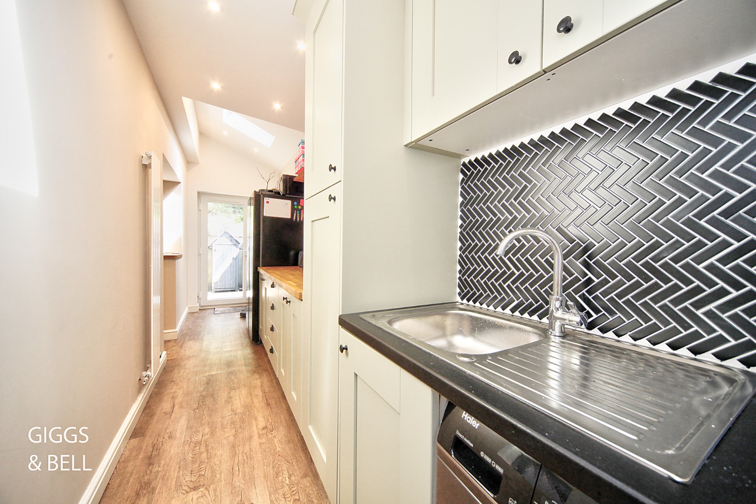 3 bed semi-detached house for sale in Knoll Rise, Luton  - Property Image 10