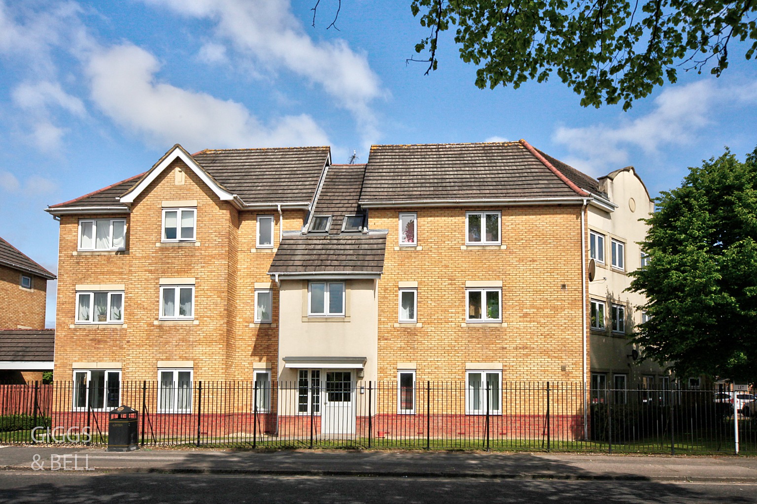 2 bed flat for sale in Morgan Close, Luton, LU4 