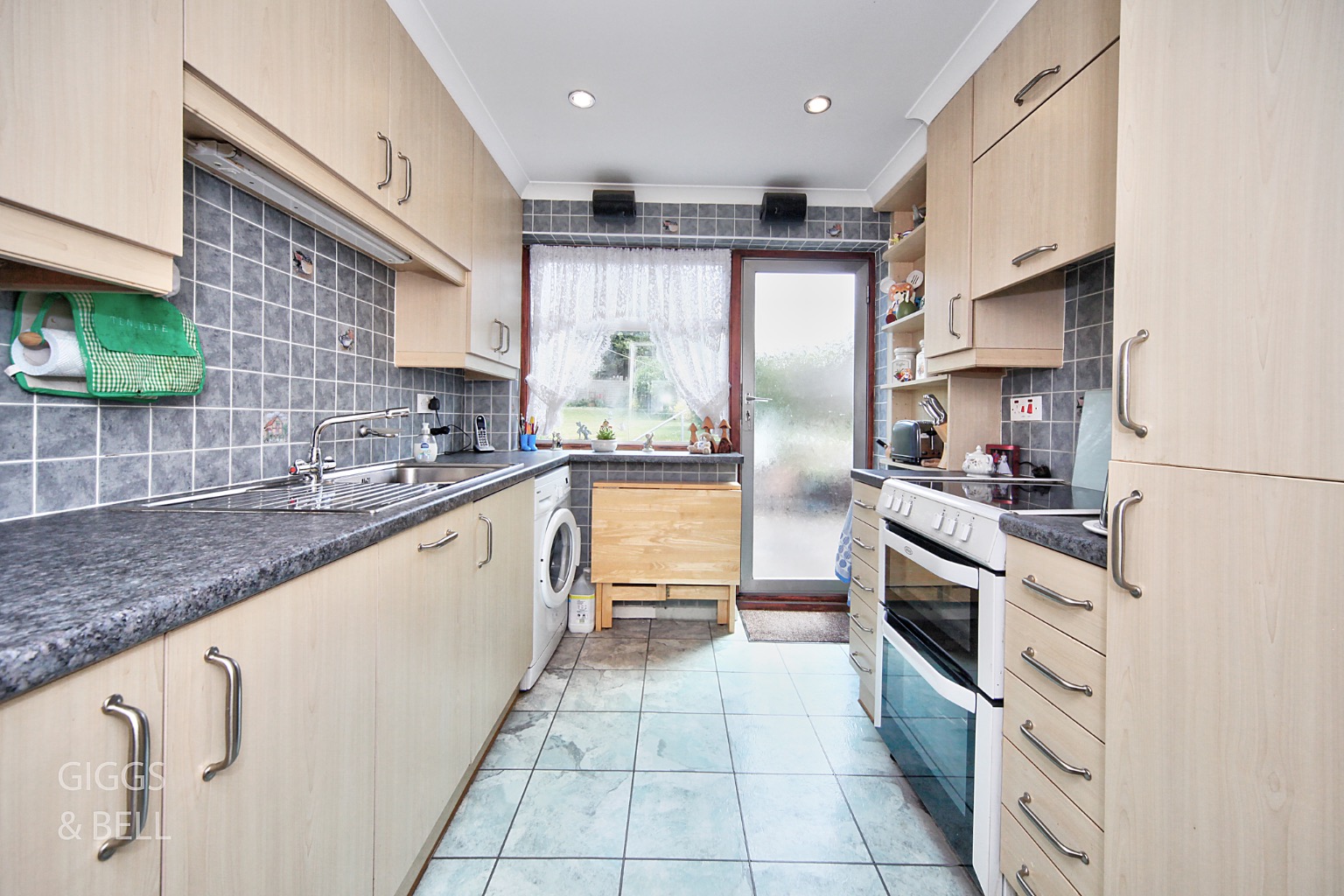 3 bed semi-detached house for sale in Pennine Avenue, Luton  - Property Image 5