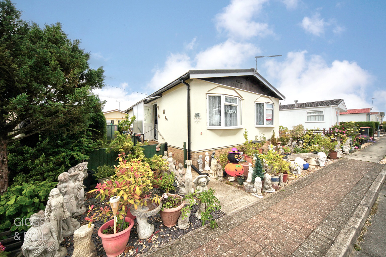 2 bed park home for sale in Little Meadow, Luton, LU1 