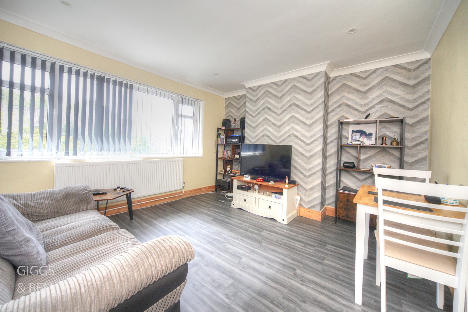 2 bed maisonette for sale in Fair Oak Drive, Luton  - Property Image 2