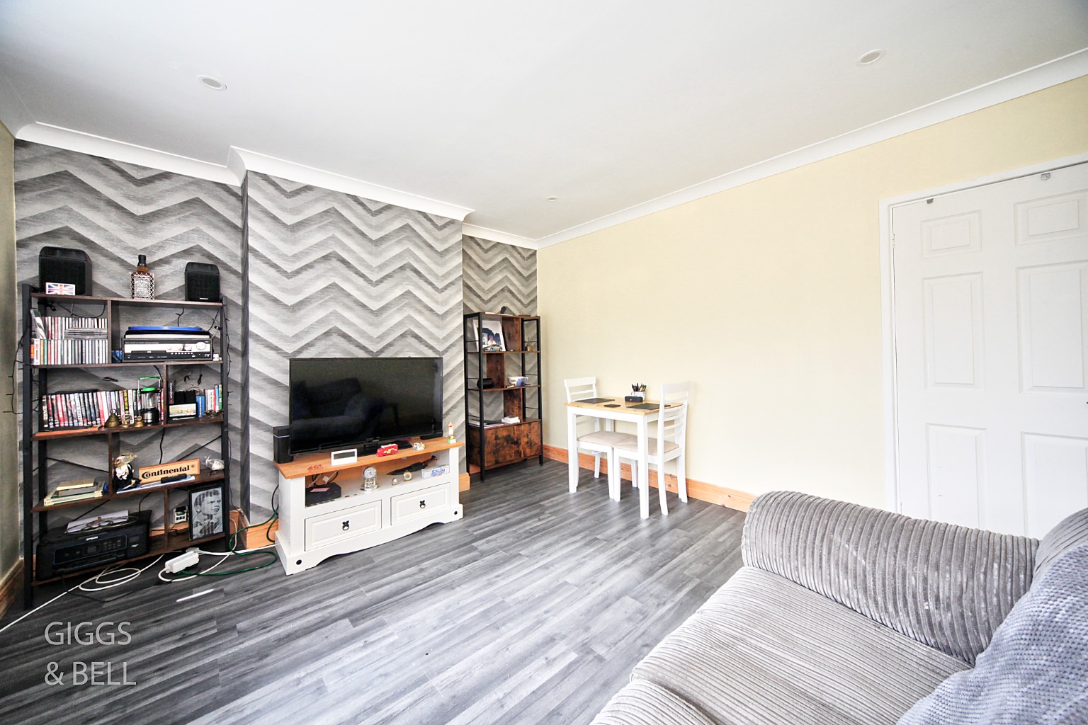 2 bed maisonette for sale in Fair Oak Drive, Luton  - Property Image 3