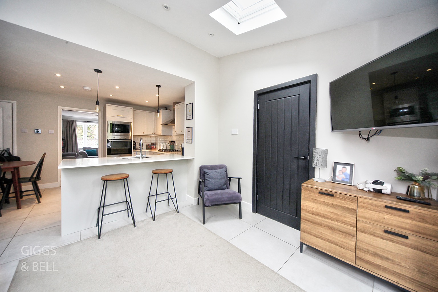 3 bed semi-detached house for sale in Troon Gardens, Luton  - Property Image 6