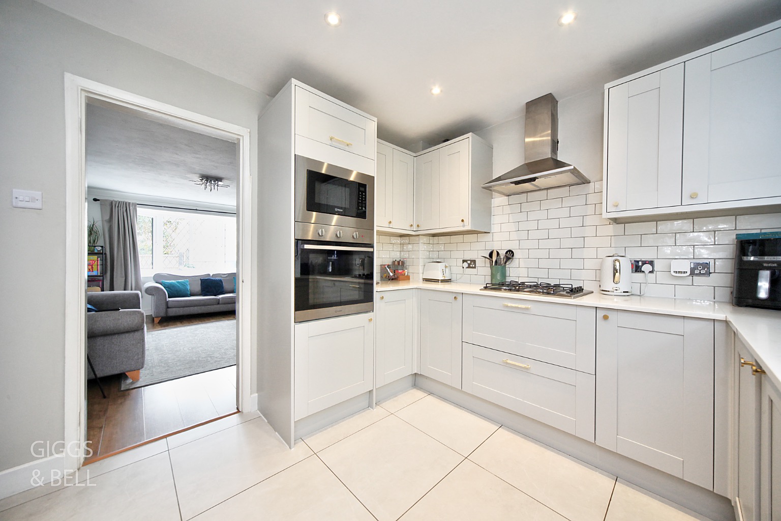 3 bed semi-detached house for sale in Troon Gardens, Luton  - Property Image 4