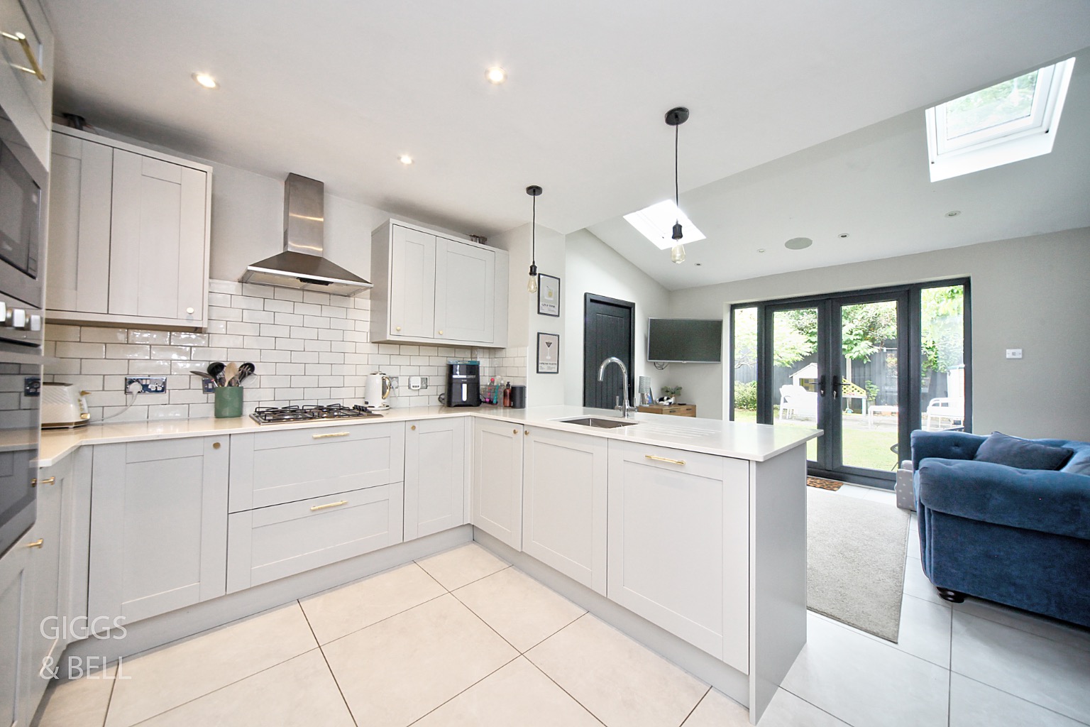 3 bed semi-detached house for sale in Troon Gardens, Luton  - Property Image 5