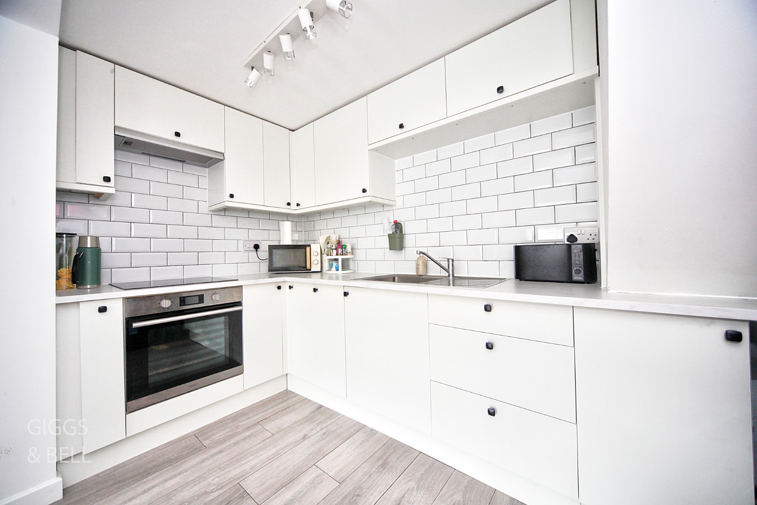 2 bed flat for sale in Salisbury Road, Luton  - Property Image 5