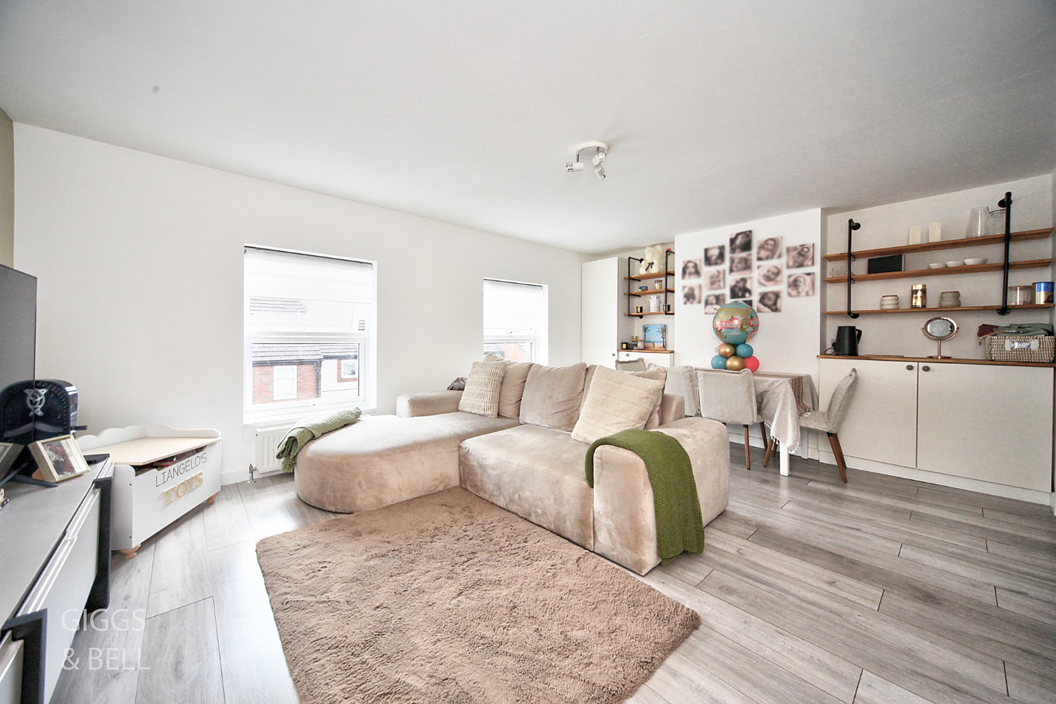 2 bed flat for sale in Salisbury Road, Luton 1