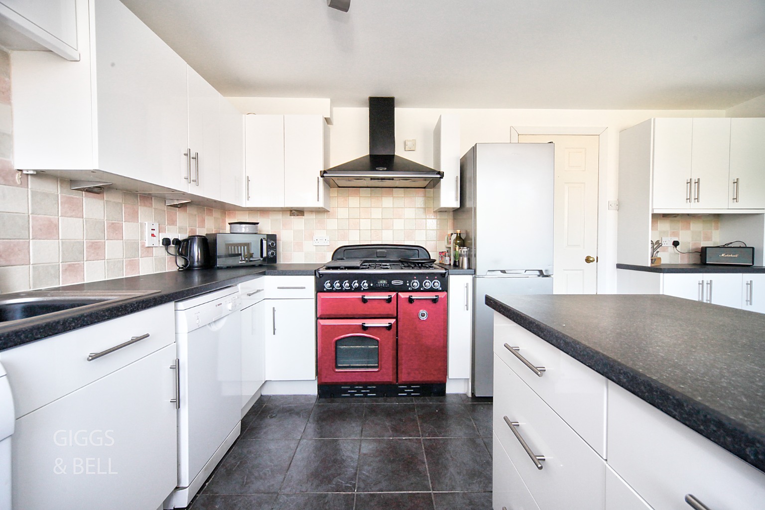 3 bed end of terrace house for sale in Claverley Green, Luton 5