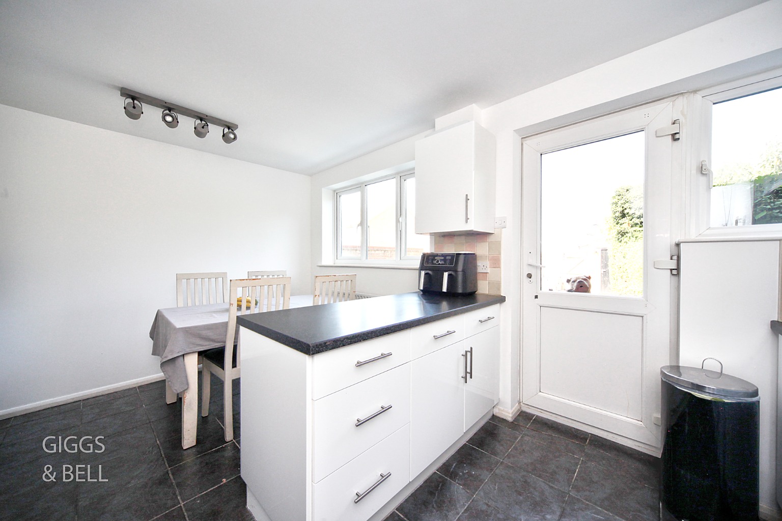 3 bed end of terrace house for sale in Claverley Green, Luton  - Property Image 7