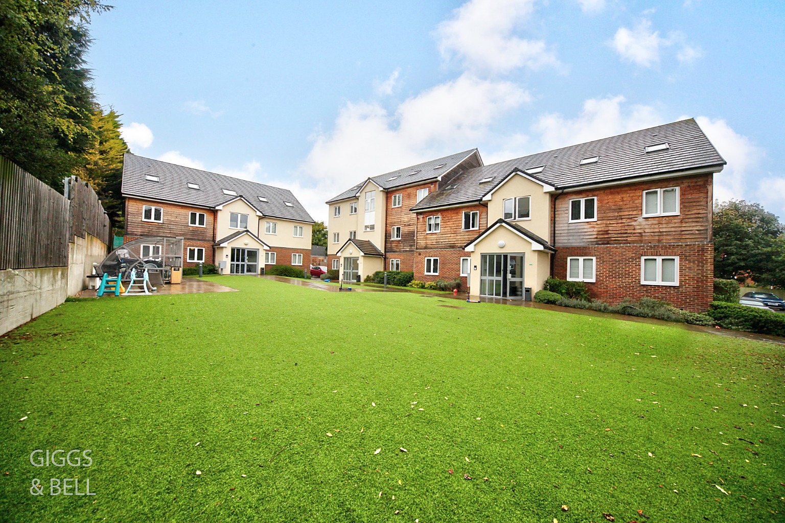 2 bed flat for sale in Ridgway Road, Luton, LU2 