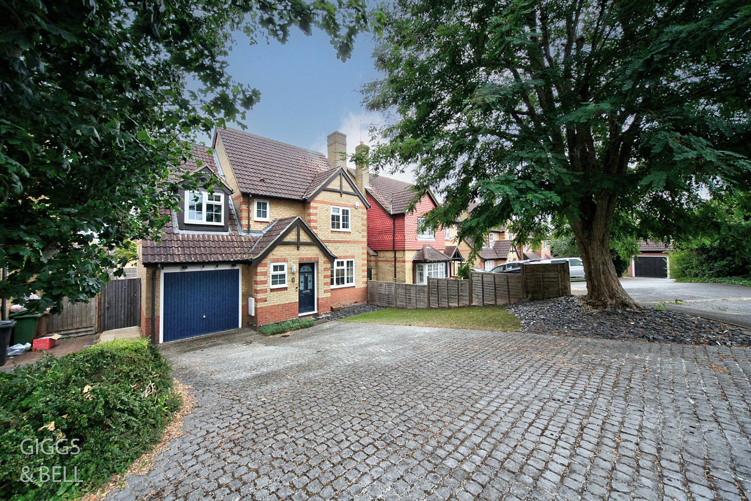 4 bed detached house for sale in Rackham Drive, Luton, LU3 