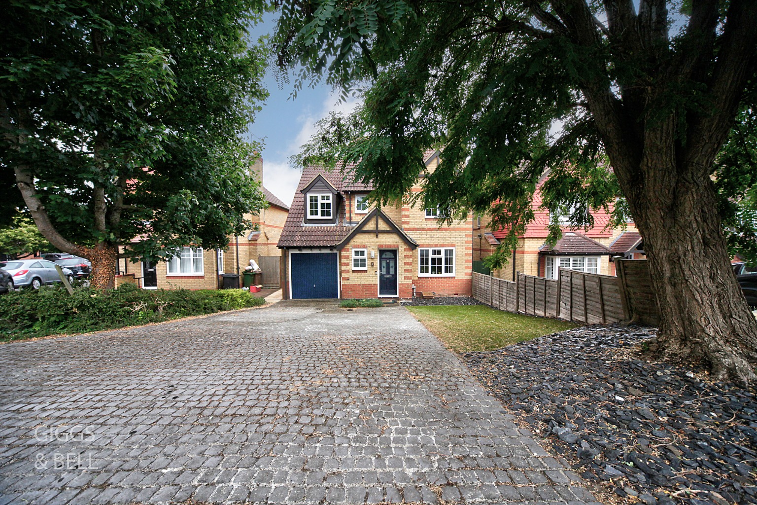 4 bed detached house for sale in Rackham Drive, Luton  - Property Image 2