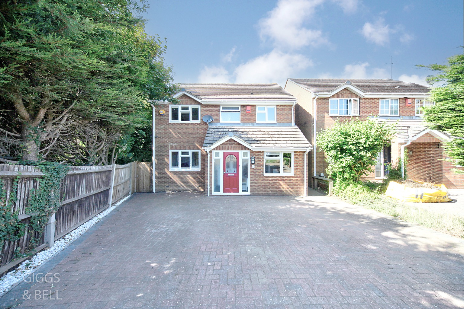 4 bed detached house for sale in Farley Hill, Luton, LU1 