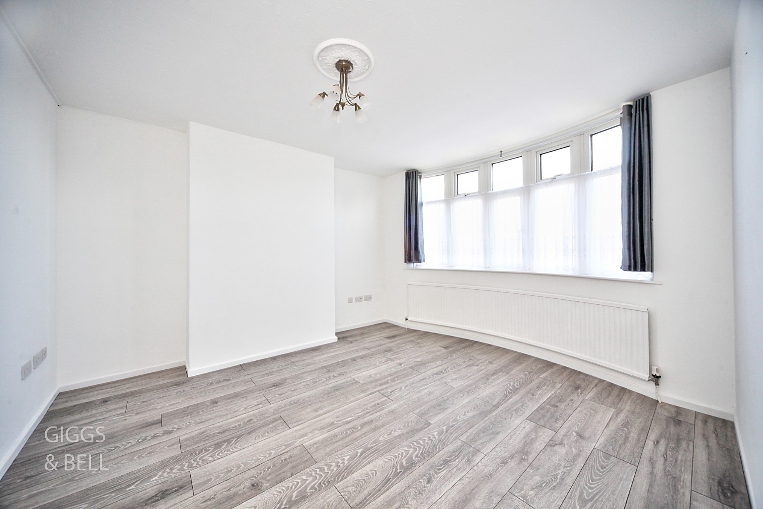 3 bed semi-detached house for sale in Hillary Crescent, Luton  - Property Image 3