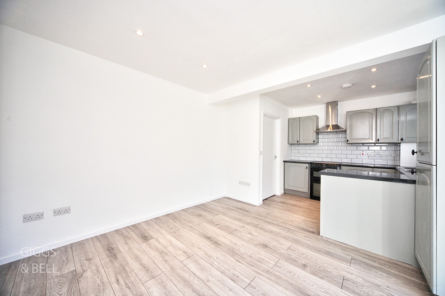 3 bed semi-detached house for sale in Hillary Crescent, Luton  - Property Image 7
