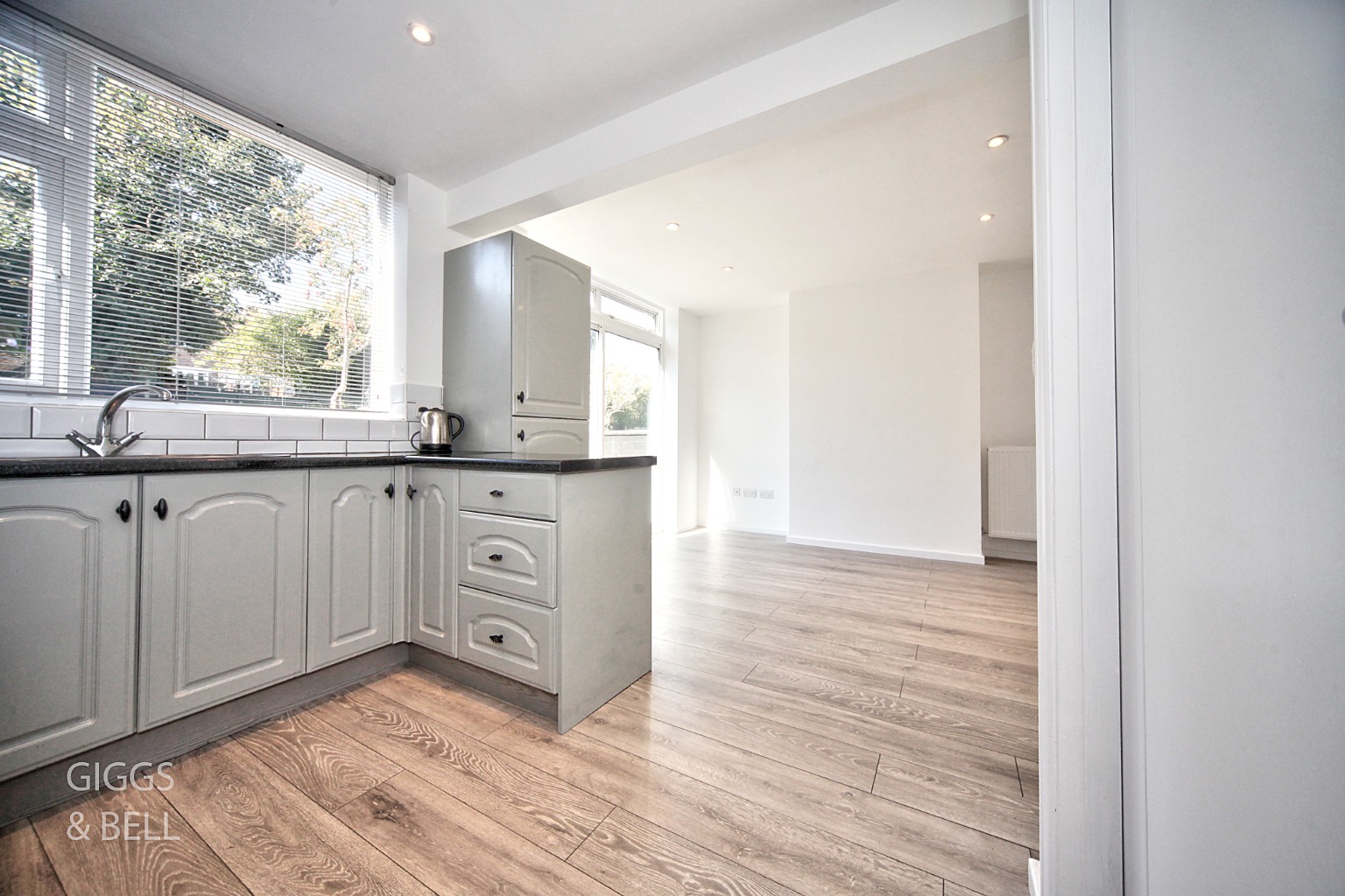 3 bed semi-detached house for sale in Hillary Crescent, Luton  - Property Image 9