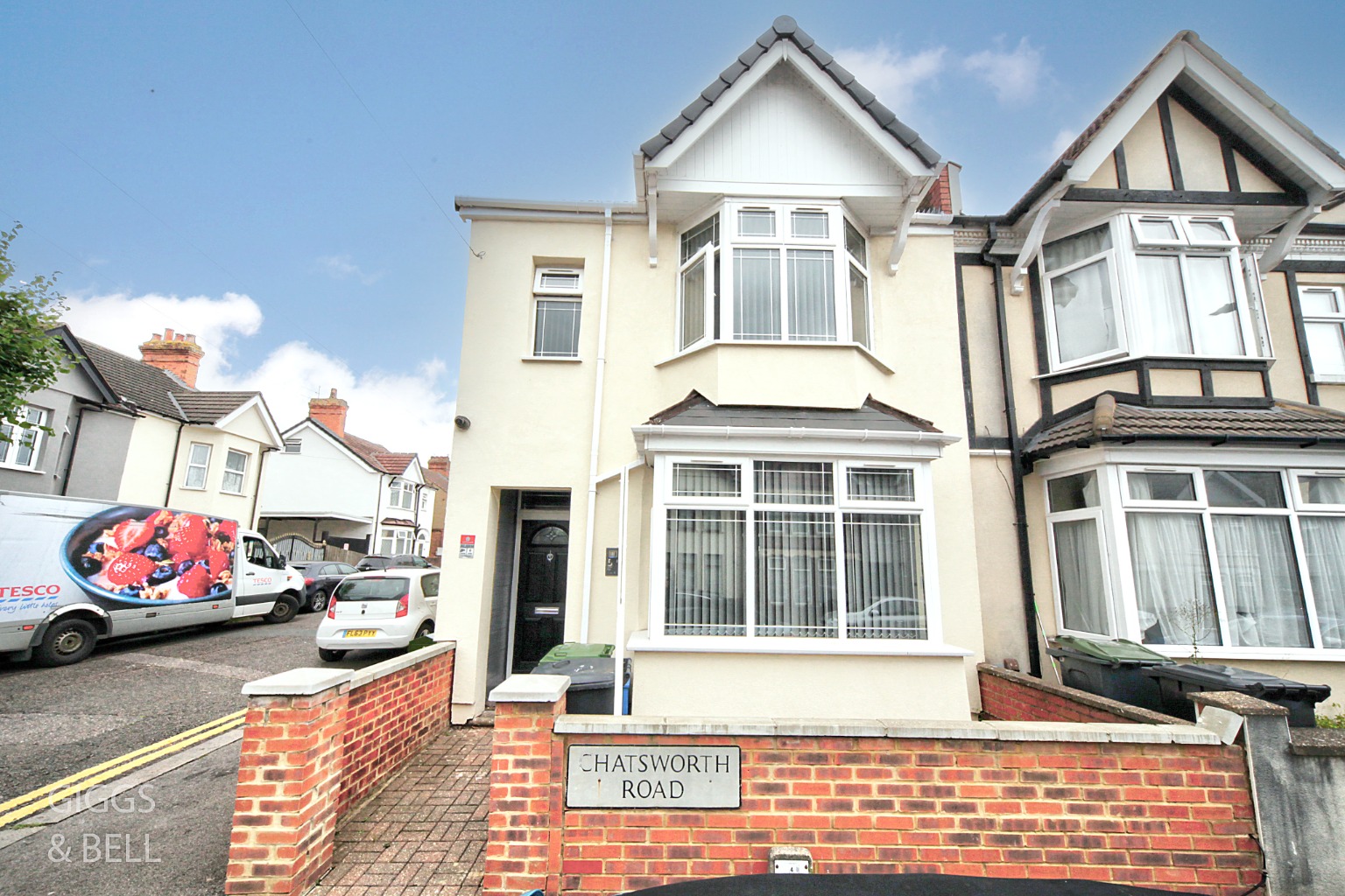 3 bed end of terrace house for sale in Chatsworth Road, Luton, LU4 