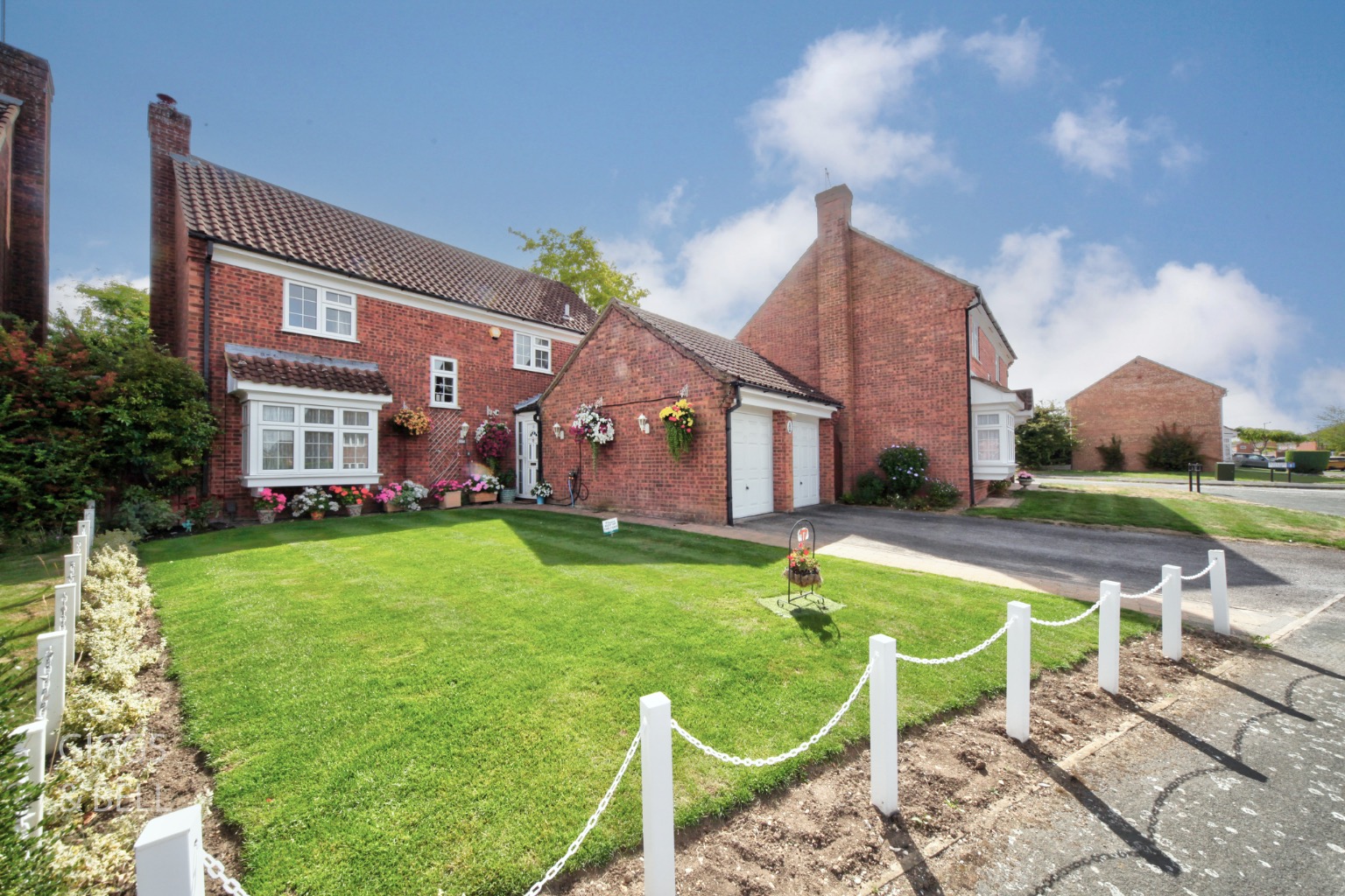 4 bed detached house for sale in Blakeney Drive, Luton, LU2 