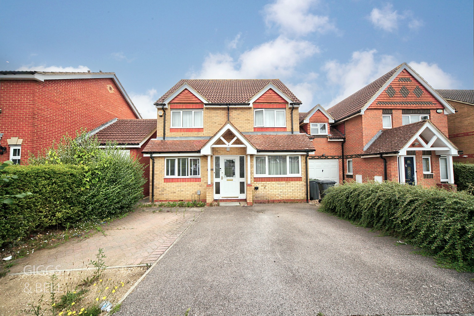5 bed detached house for sale in Villiers Close, Luton, LU4 