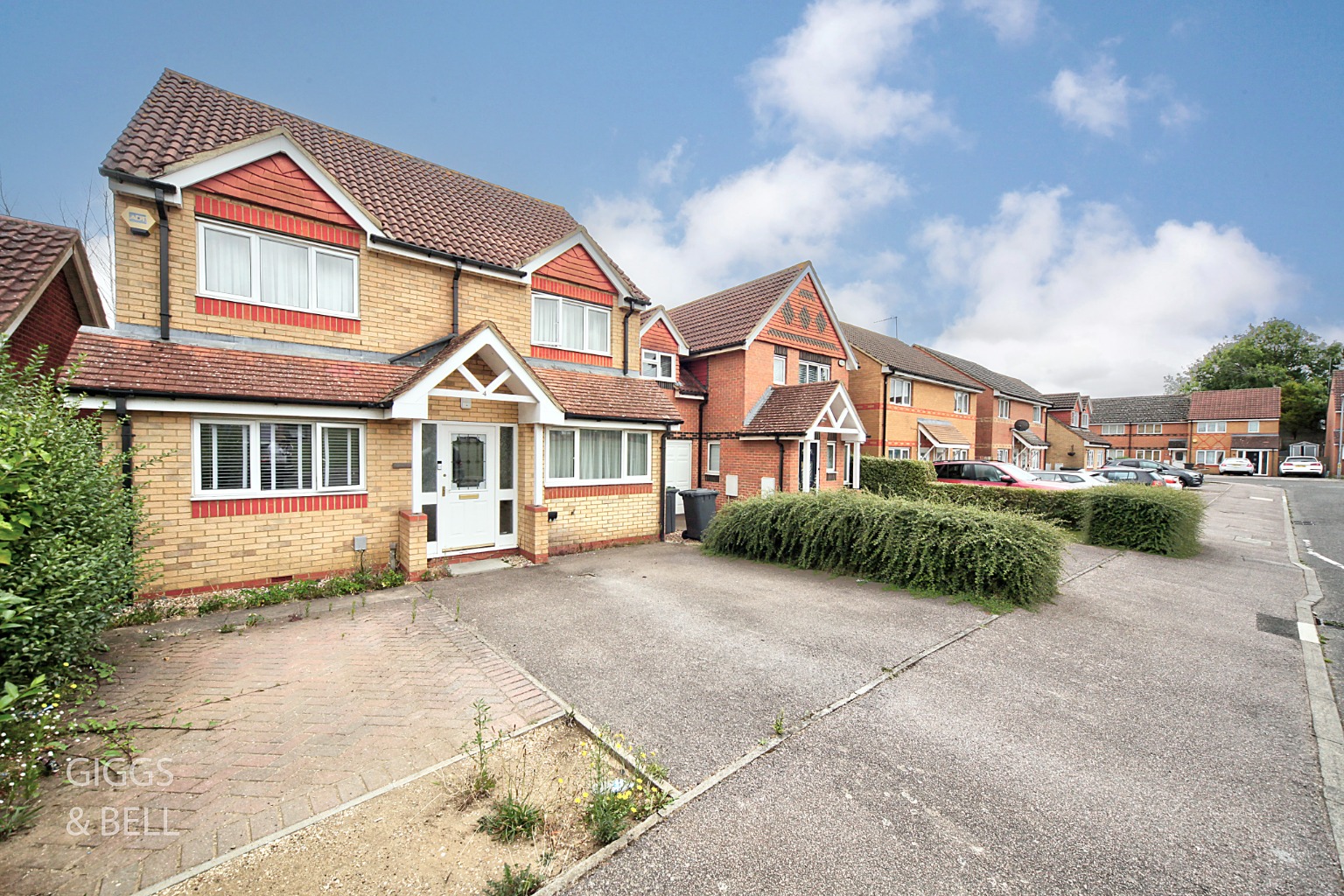 5 bed detached house for sale in Villiers Close, Luton  - Property Image 2