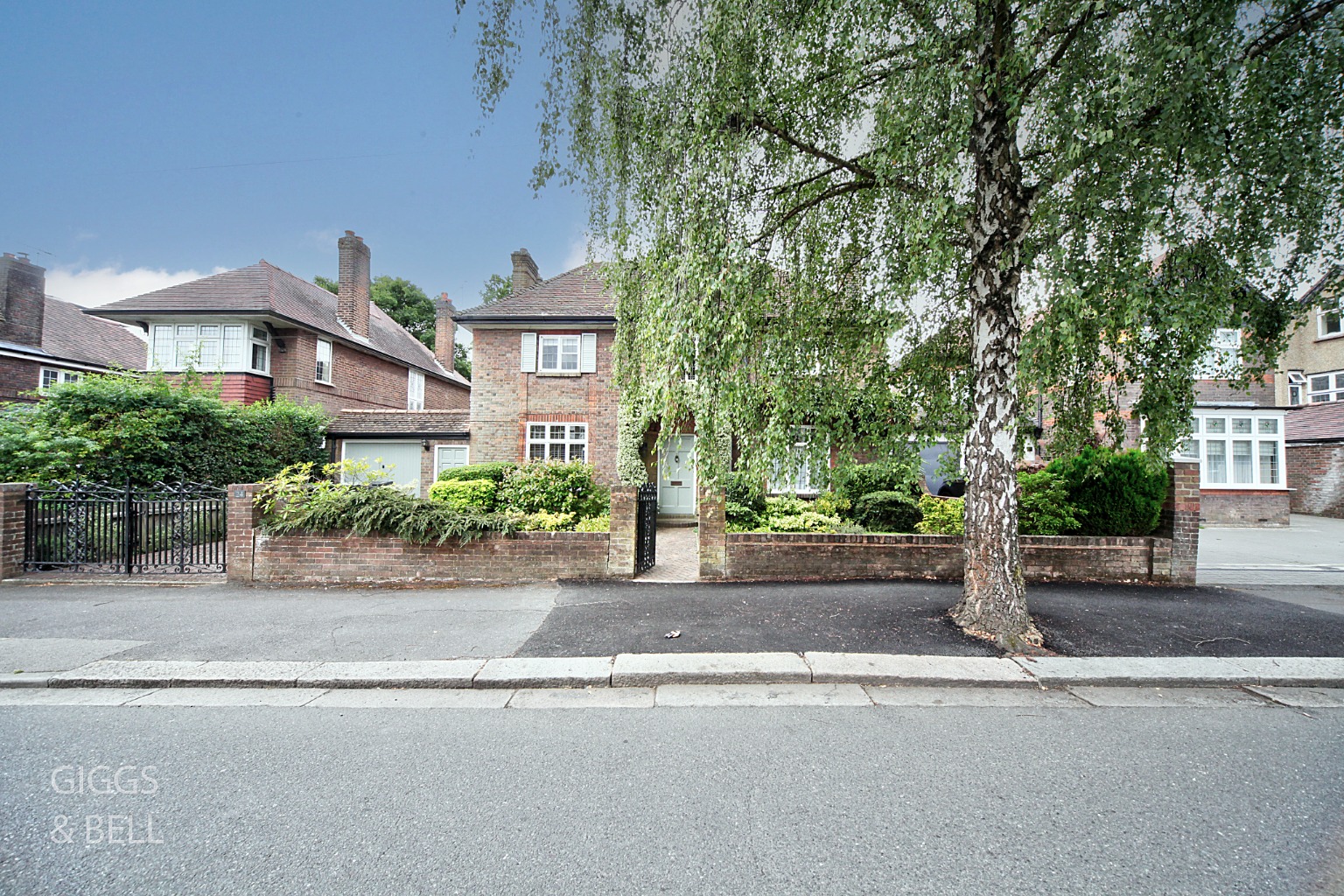 3 bed detached house for sale in Whitehill Avenue, Luton, LU1 