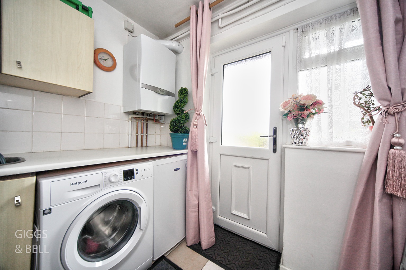 3 bed town house for sale in St Michaels Avenue, Dunstable 2