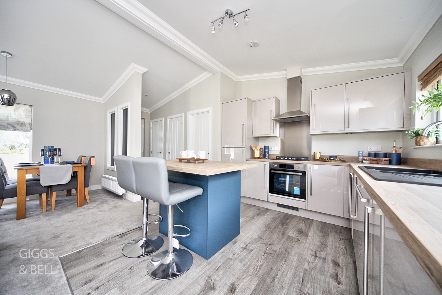 2 bed park home for sale in Little Meadow, Luton  - Property Image 6