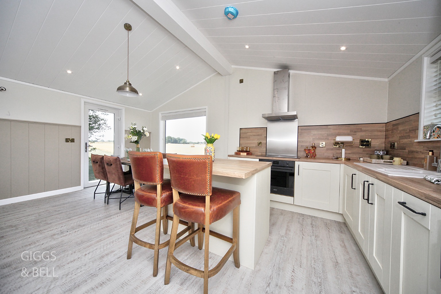 2 bed park home for sale in Little Meadow, Luton  - Property Image 7