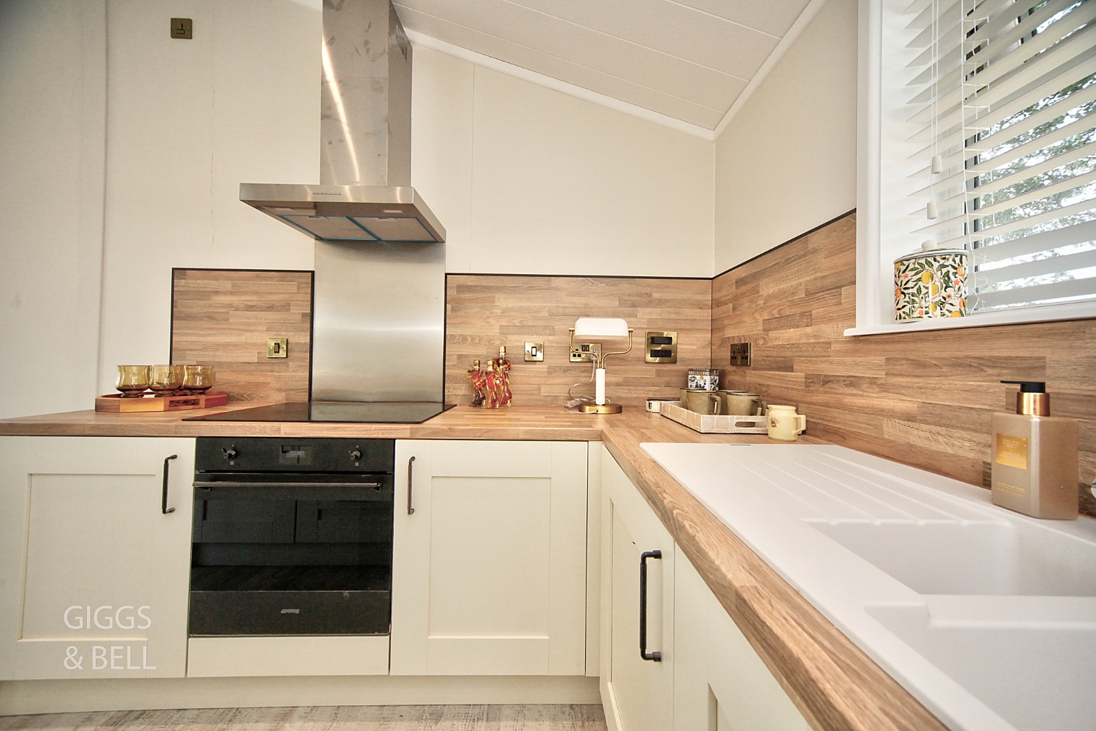 2 bed park home for sale in Little Meadow, Luton 10