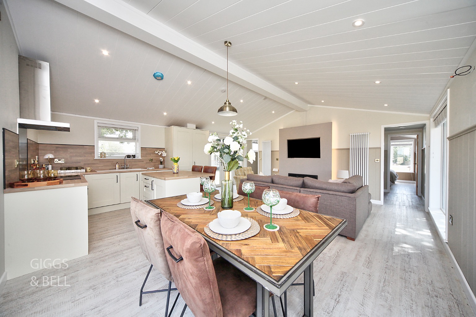 2 bed park home for sale in Little Meadow, Luton  - Property Image 8