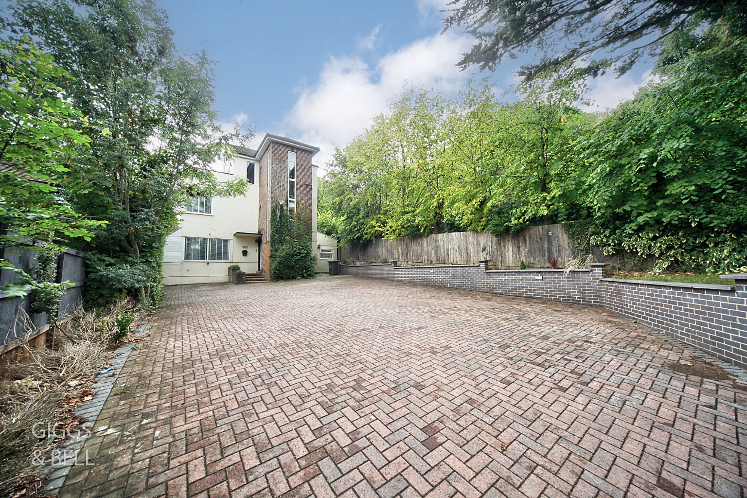 4 bed detached house for sale in Stockingstone Road, Luton, LU2 
